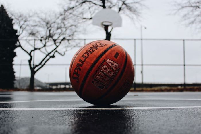 Terdapat soal-soal seputar teks SMP Merdeka Basketball Club di buku Bahasa Inggris Kurikulum Merdeka kelas VII.
