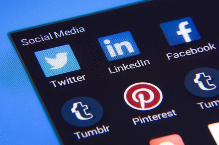 Ada beberapa contoh etika berinternet atau netiket.