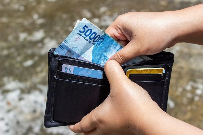 Pengelompokan jenis koperasi terbagi dua, yaitu berdasarkan bentuk dan berdasarkan usaha.