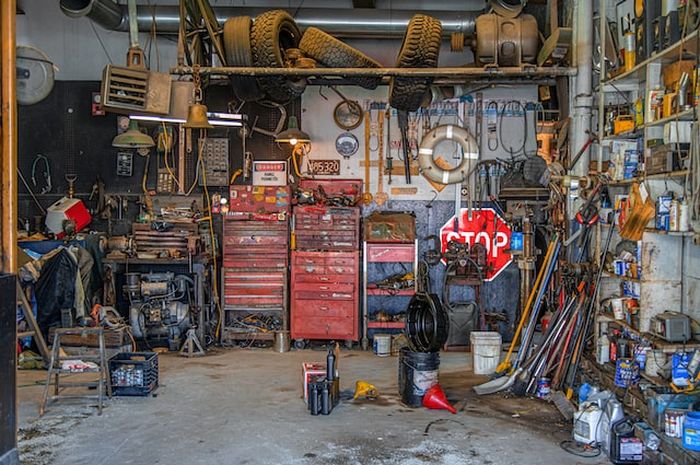 Dalam bahasa Inggris, 'garasi' disebut dengan 'garage'.