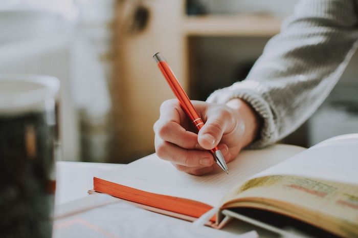 Di dalam buku Bahasa Inggris Kurikulum Merdeka kelas VII, terdapat soal-soal progress check 2 tentang Monita's class schedule.