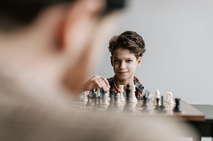 Dalam bahasa Inggris, catur disebut dengan chess.