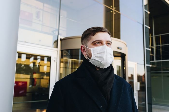 Pada awal pandemi COVID-19, terjadi permasalahan ekonomi berupa permintaan dan penawaran masker.