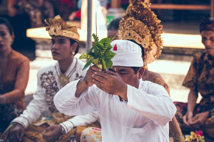 Tradisi dalam masyarakat termasuk sebagai folklor.