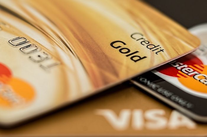 Bank di Indonesia terbagi menjadi tiga jenis, yaitu bank sentral, bank umum, dan bank perkreditan rakyat.