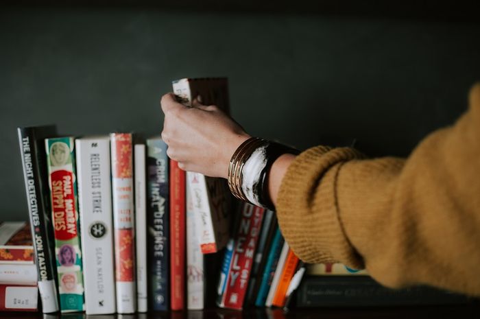 Teks prosa memiliki ciri-ciri yang membedakannya dengan karya sastra lain.