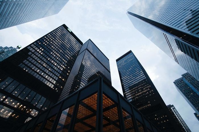 Adanya lembaga pembiayaan dapat mendukung investasi dan pembangunan.
