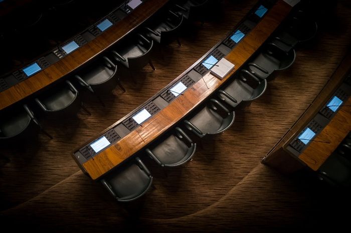 Munculnya pemerintahan yang demokratis merupakan salah satu pengaruh positif kemajuan iptek di bidang politik.