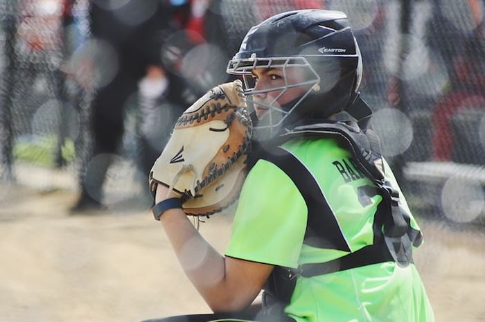 Pada permainan softball diperlukan sejumlah perlengkapan.