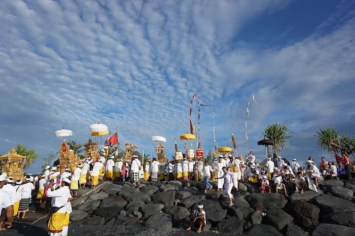 Mengadakan kolaborasi budaya sangat penting demi melestarikan budaya Indonesia.