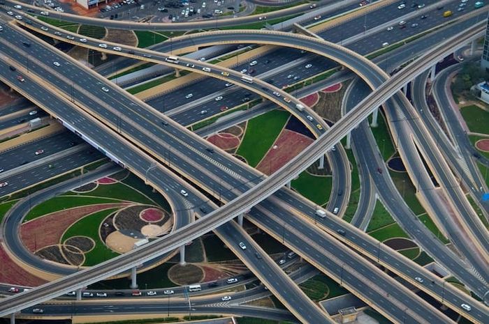 Teori grafik merupakan salah satu bentuk teori interaksi keruangan dengan membandingkan rute jalan sebagai sarana penghubung antarwilayah.