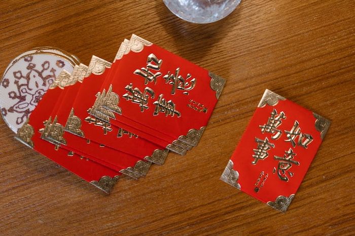 Perayaan Tahun Baru Imlek identik dengan pemberian angpao.