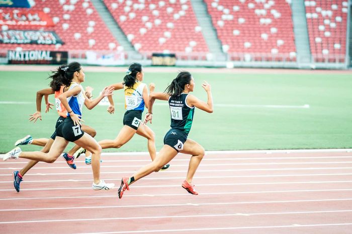 Terdapat enam petugas dalam lomba lari jarak menengah.