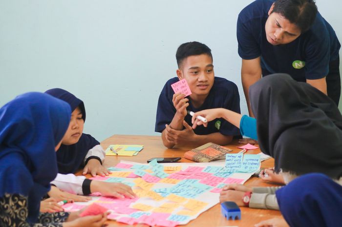 Terdapat soal seputar offering help or services pada buku Bahasa Inggris kelas XII edisi revisi 2018 Chapter 1 halaman 6-7, nomor 6-10.