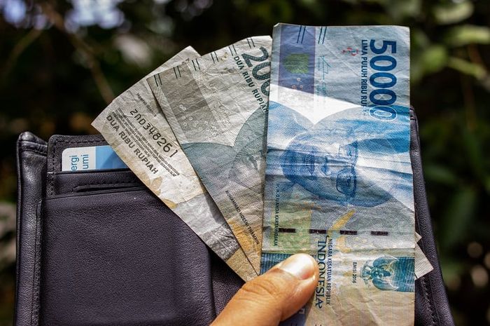 Kebijakan moneter diterapkan bank sentral untuk mengatur peredaran uang di masyarakat.