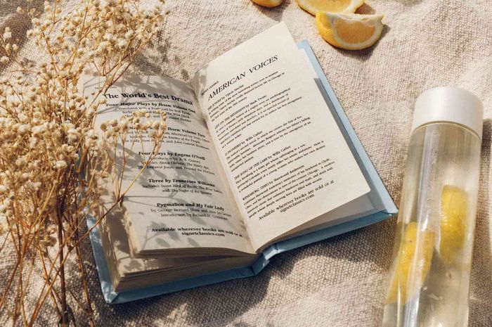 Terdapat soal reading task 1 buku Bahasa Inggris kelas XII (SMA) edisi revisi 2018, Chapter 5, halaman 65, materi 'Who was Involved?'.