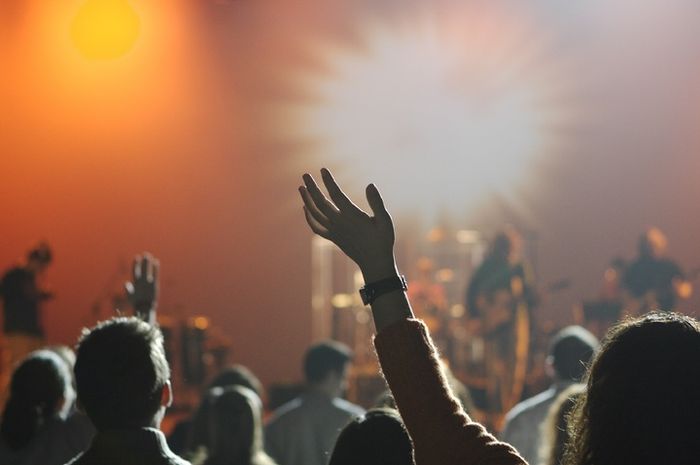 Terdapat soal seputar karakter musik keroncong dan pop pada buku Seni Budaya kelas X, Semester 2, Bab 12, hal. 87, materi 'Kritik Musik'.
