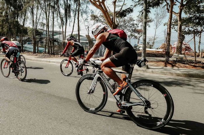 Triatlon terdiri dari renang, balap sepeda, dan lari.