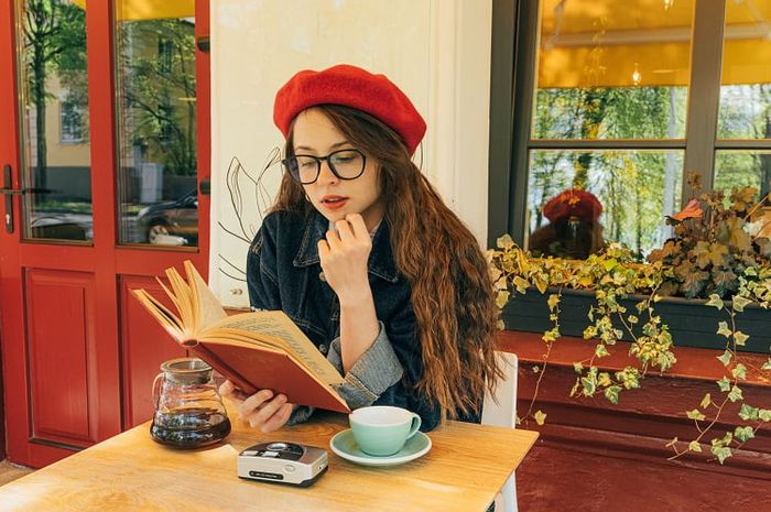 Cerita pendek atau cerpen ceritanya hanya terfokus pada satu tokoh saja.