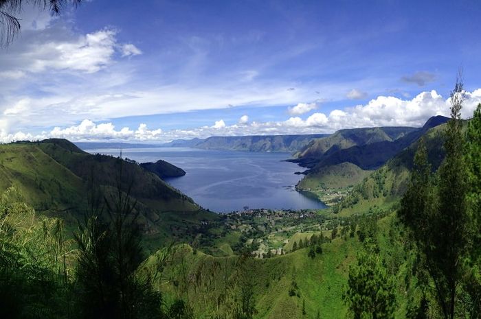 Danau Toba merupakan salah satu jenis danau tekto-vulkanik yang ada di Indonesia.