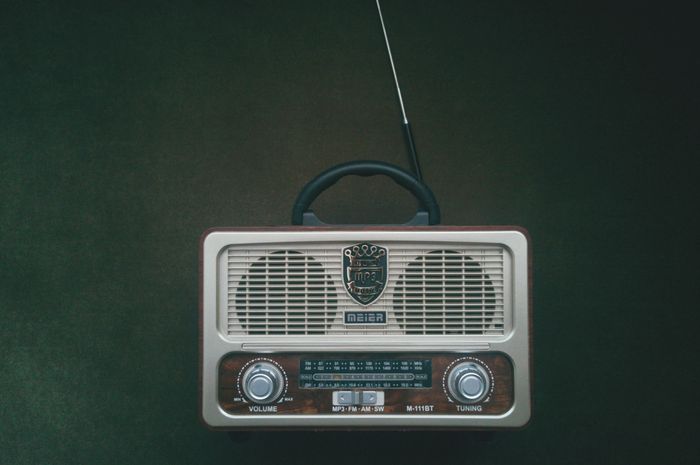 Frequency Modulation merupakan kepanjangan dari FM pada radio.