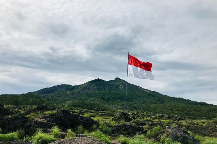 Karakteristik NKRI berdasarkan konsep wawasan nusantara mencakup aspek wilayah dan sosial.