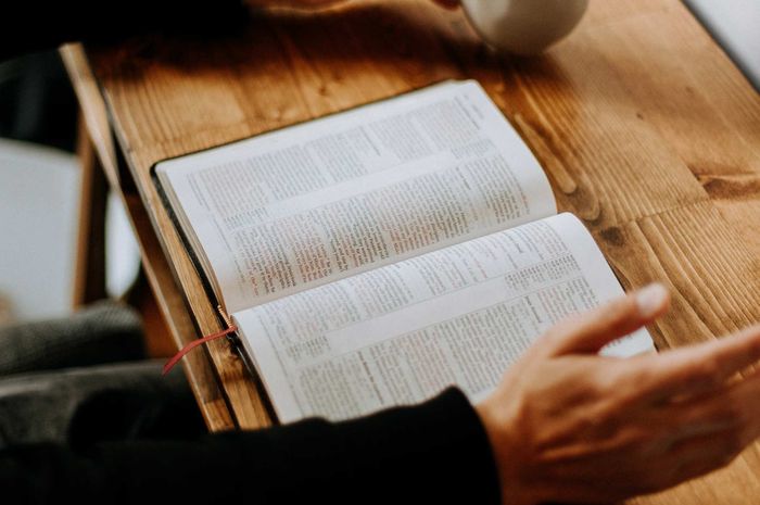 Terdapat soal language focus seputar pronoun pada buku Kurikulum Merdeka English for Nusantara kelas VII, chapter 1, halaman 37.