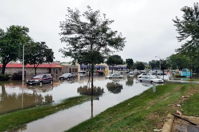 Mitigasi dan adaptasi terhadap bencana dilakukan untuk mengurangi risiko bencana.