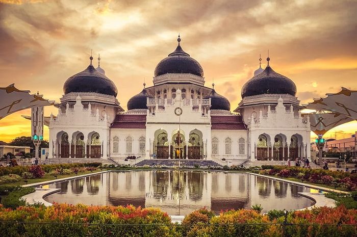 Masjid Baiturrahman merupakan salah satu peninggalan Kerajaan Aceh Darussalam.
