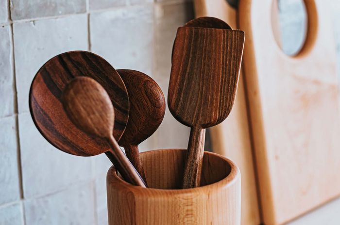 Kayu merupakan salah satu contoh bahan isolator.