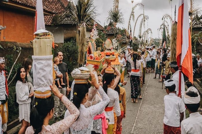 Kearifan lokal bangsa Indonesia sangat beragam dari berbagai daerah.