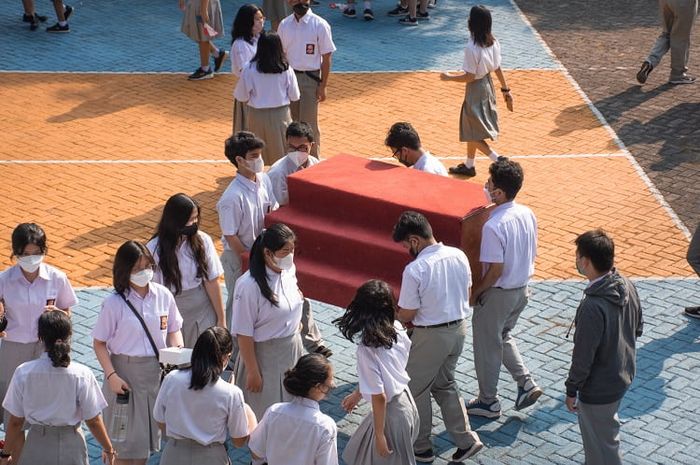 Kerja sama merupakan salah satu bentuk implementasi wawasan nusantara di sekolah.