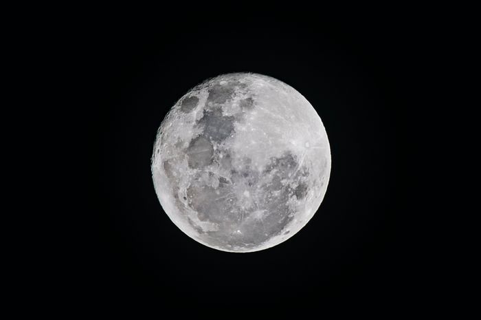Salah Kaprah Umum: Bulan Tidak Jatuh ke Bumi karena Adanya Gaya Gravitasi!