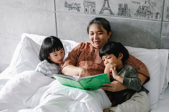 Melalui dogeng peneliti mencatat jejak-jejak sejarah.