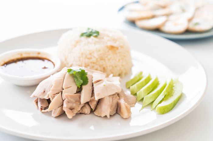 Membuat nasi ayam hainan bisa dilakukan dengan hanya menggunakan rice cooker.