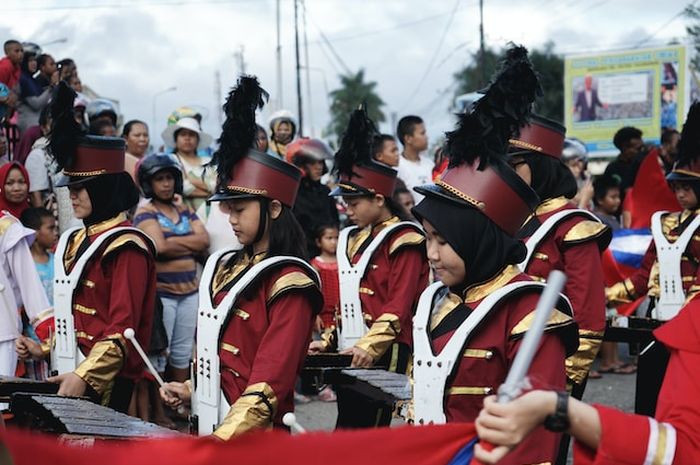 Terdapat soal berdasarkan teks reading pada buku English for Nusantara kelas VIII, halaman 44, Chapter 2, materi 'Going to a Parade'.