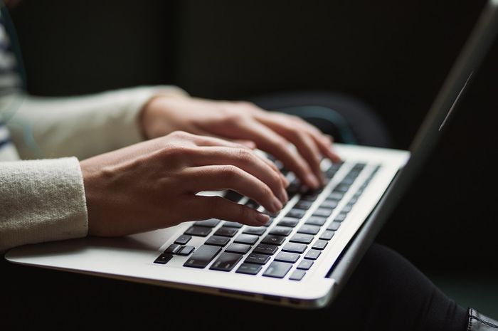 Metode pengumpulan data dalam penelitian sosial sangat beragam, salah satunya menggunakan angket.
