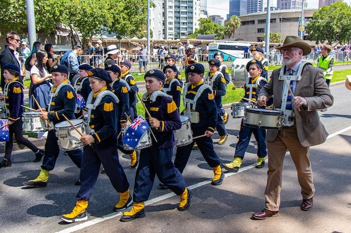 Terdapat soal berdasarkan teks reading pada buku English for Nusantara kelas VIII, halaman 45, Chapter 2, materi 'Going to a Parade'.