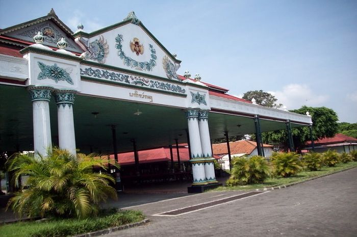 Kesultanan Yogyakarta merupakan salah satu kerajaan di Indonesia yang masih berdiri sampai sekarang.