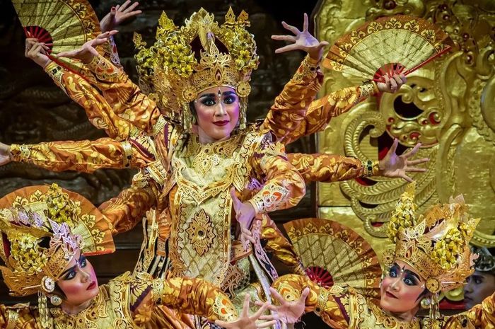 Penari tari Legong menggunakan beberapa properti untuk mendukung tarian.