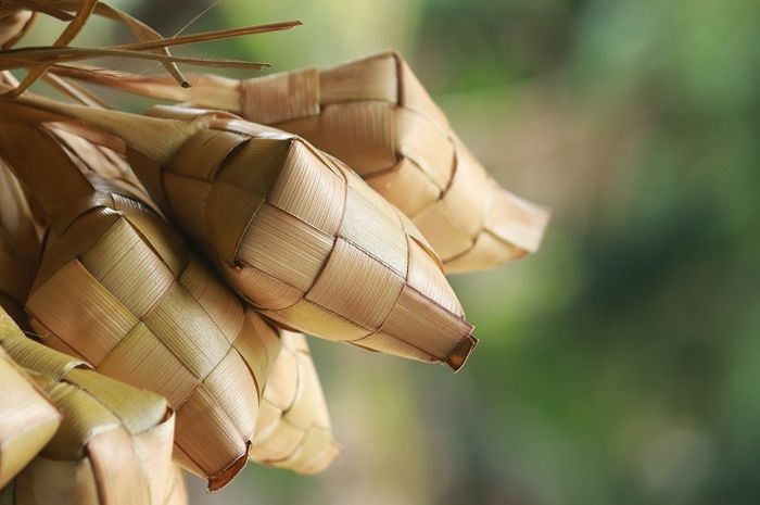 Ada beberapa cara untuk menyimpan sisa ketupat supaya tak gampang basi.