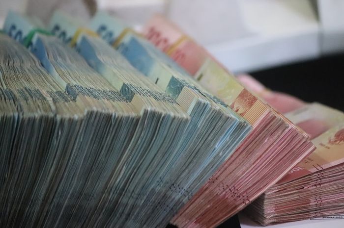 Kebijakan moneter diterapkan untuk mengatur keseimbangan kegiatan dan pertumbuhan ekonomi.