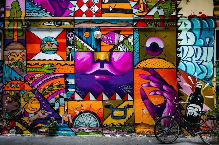 Terdapat soal seputar graffiti is an art pada buku Bahasa Inggris Kurikulum Merdeka kelas X (SMA) Chapter V halaman 121.