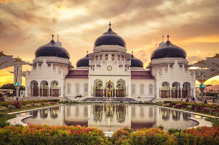 Meugang merupakan salah satu tradisi menyambut Ramadan dan menyambut Idulfitri yang dilakukan masyarakat Aceh.
