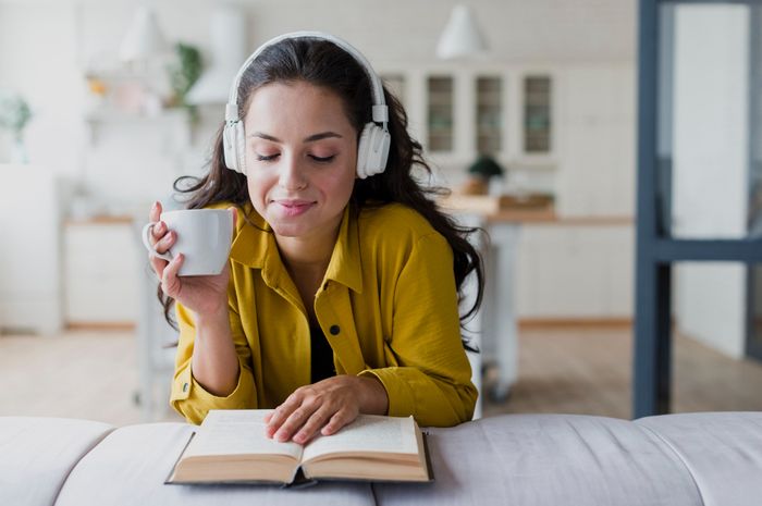 Terdapat terjemahan transkrip teks listening pada buku Bahasa Inggris Kurikulum Merdeka kelas XI (SMA) Concluding Section 2, halaman 181.