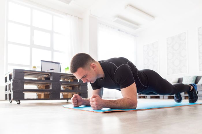 Plank merupakan salah satu bentuk latihan strength atau kekuatan.