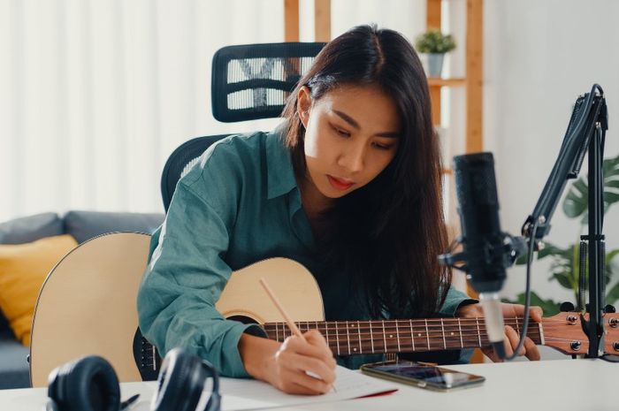 Terdapat soal seputar kritik musik tahap analisis formal pada buku Seni Budaya kelas X, Semester 2, Bab 12, hal. 94, materi 'Kritik Musik'.