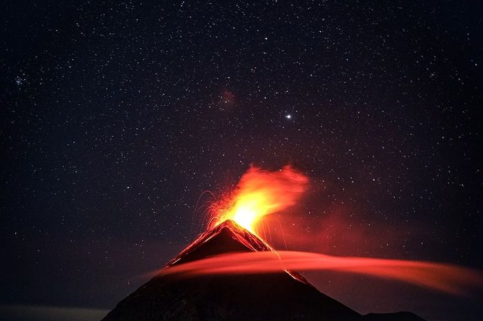 Tipe letusan vulkanisme sangat beragam, salah satunya tipe letusan stromboli.