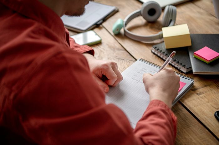 Terdapat beberapa kata yang menunjukkan urutan waktu atau time order dalam bahasa Inggris.