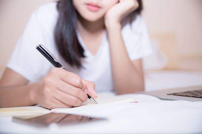 Terdapat beberapa kata yang menyatakan urutan waktu dalam bahasa Inggris sebagai awalan.